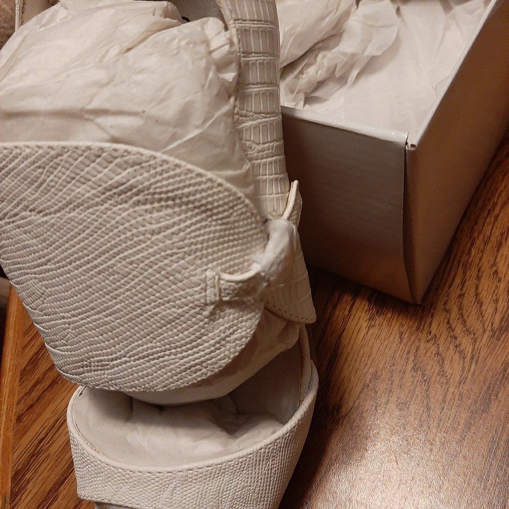 Shoes - Picture 10 of 16